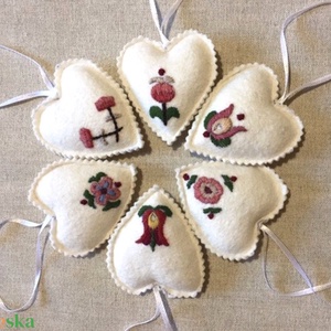 Kunhímzéssel díszített szívek - accesorii de crăciun - decorațiuni de crăciun de casă - decorațiuni pentru pomul de crăciun - Artynos.ro