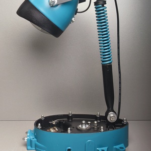 Lampa de birou realizată din piese de motocicletă. - casă & stil de viață - lămpi și corpuri de iluminat - lampă de masă - Artynos.ro