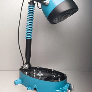 Lampa de birou realizată din piese de motocicletă. - casă & stil de viață - lămpi și corpuri de iluminat - lampă de masă - Artynos.ro