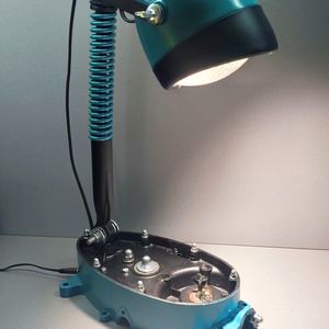 Lampa de birou realizată din piese de motocicletă. - casă & stil de viață - lămpi și corpuri de iluminat - lampă de masă - Artynos.ro