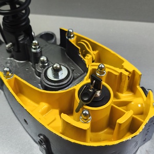 Lampa de birou realizată din piese de motocicletă. - casă & stil de viață - lămpi și corpuri de iluminat - lampă de masă - Artynos.ro