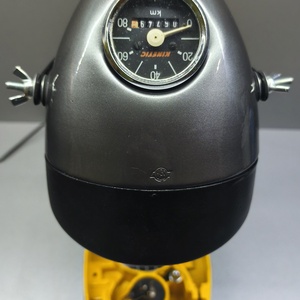 Lampa de birou realizată din piese de motocicletă. - casă & stil de viață - lămpi și corpuri de iluminat - lampă de masă - Artynos.ro