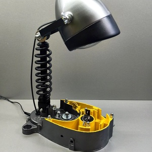 Lampa de birou realizata din piese de motocicleta., Casa & Stil de viata, Lampi si corpuri de iluminat, Lampa de masa, Altele, ARTYNOS