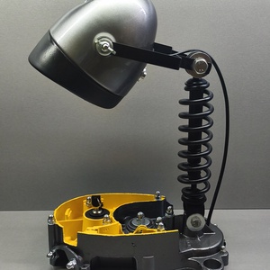 Lampa de birou realizată din piese de motocicletă. - casă & stil de viață - lămpi și corpuri de iluminat - lampă de masă - Artynos.ro