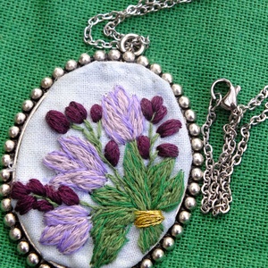 Pandantiv brodat Violet tulips, Bijuterii, Coliere, Coliere cu pandantive, Broderie, ARTYNOS