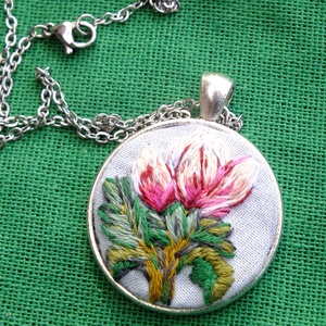 Pandantiv brodat Sweet magnolia, Bijuterii, Coliere, Pandativ, Broderie, ARTYNOS