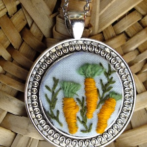 Pandantiv brodat-Carrot - bijuterii - coliere - pandativ - Artynos.ro