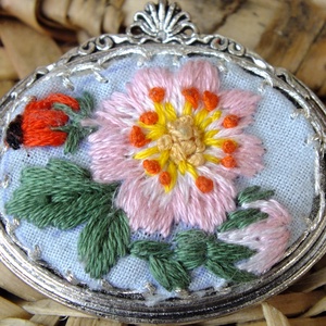 Brosa brodata-Floare de macese, Bijuterii, Broșă, insigne, Agrafe haine și pantofi, , ARTYNOS