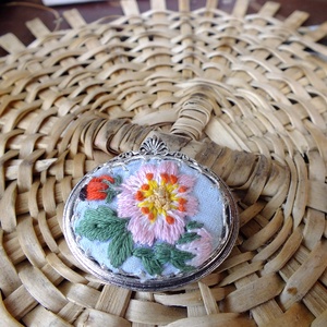 Brosa brodata-Floare de macese - bijuterii - broșă, insigne - agrafe haine și pantofi - Artynos.ro