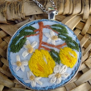 Pandantiv brodat-Limoncello - bijuterii - coliere - pandativ - Artynos.ro
