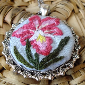 Pandantiv brodat-Orchidea - bijuterii - coliere - pandativ - Artynos.ro