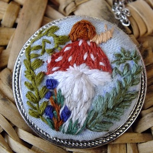 Brosa brodata-Ciuperca mica, Bijuterii, Broșă, insigne, Agrafe haine și pantofi, Broderie, ARTYNOS