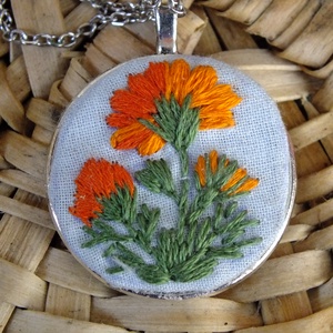 Pandantiv brodat-Calendula, Bijuterii, Coliere, Pandativ, Broderie, ARTYNOS
