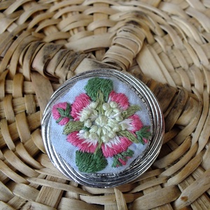 Brosa brodata-Apple tree flower - bijuterii - broșă, insigne - agrafe haine și pantofi - Artynos.ro