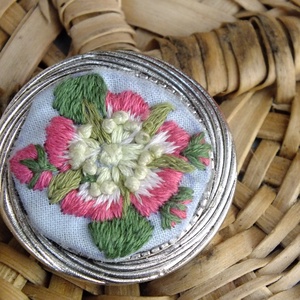 Brosa brodata-Apple tree flower - bijuterii - broșă, insigne - agrafe haine și pantofi - Artynos.ro