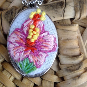 Pandantiv brodat-Hibiscus - bijuterii - coliere - pandativ - Artynos.ro
