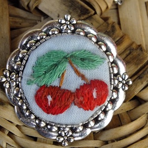 Brosa brodata-Cherry, Bijuterii, Broșă, insigne, Agrafe haine și pantofi, , ARTYNOS
