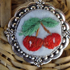 Brosa brodata-Cherry - bijuterii - broșă, insigne - agrafe haine și pantofi - Artynos.ro