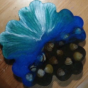 Suport pentru cana, sau decoratiune.  Realizat din rasina epoxidica cu scoici si nisip.   Daca iubesti vara . - Artynos.ro