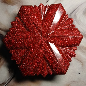 Cutie decorativa in forma de fulg speciala pentru cadoul de Craciun,din rasina epoxidica cu pigmenti rosu si glitter., Accessorii si unelte, Plastilina, Rasina sintetica, , ARTYNOS