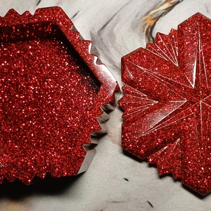 Cutie decorativa în formă de fulg speciala pentru cadoul de Crăciun,din rasina epoxidica cu pigmenți roșu si glitter. - accessorii și unelte - plastilină - rășină sintetică - Artynos.ro