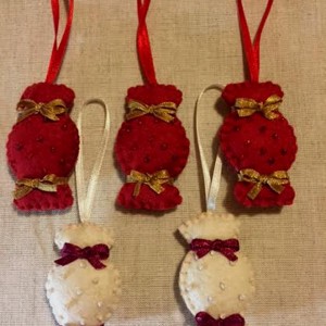 Bomboane de fetru, ornament pentru pomul de Craciun - Artynos.ro