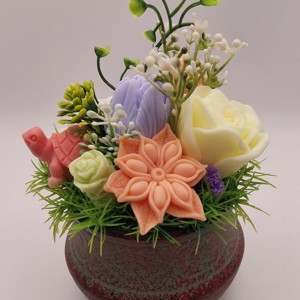 Vas de teracotă cu flori de săpun colorate -  - Artynos.ro