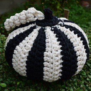 Dovleac mare croșetat (negru și alb crem) pentru Halloween -  - Artynos.ro