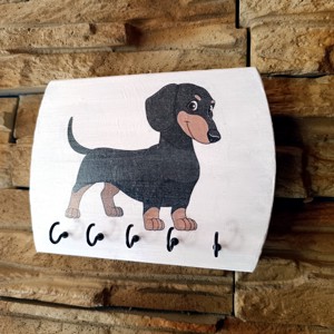 Depozit agatat din lemn cu caine dachshund, , , Depozit suspendat din lemn cu caine teckel .
Livrat cu 5 carlige negre, solide pentru chei.
Dimensi..., ARTYNOS