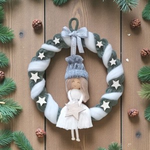 Verde și alb macramé Crăciun decor de perete - fată zâmbitoare în pălărie cu stele de lemn - crăciun - decorațiuni de crăciun de casă - decorațiuni pentru ușă de crăciun - Artynos.ro Verde și alb macramé Crăciun decor de perete - fată zâmbitoare în pălărie cu stele de lemn - crăciun - decorațiuni de crăciun de casă - decorațiuni pentru ușă de crăciun - Artynos.ro