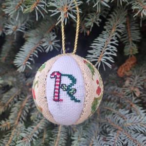 Ornament pom de Crăciun cu monogramă -  - Artynos.ro
