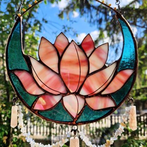 Suncatcher Rose-lotus cu cuarț mango și calcit -  - Artynos.ro