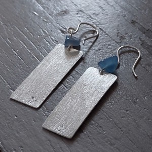 Cercei cu pietre albastre din aluminiu - bijuterii - cercei lungi - Artynos.ro