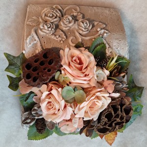 Cartea amintirilor � obiect decorativ funerar unic din beton, cu aranjament floral -  - Artynos.ro