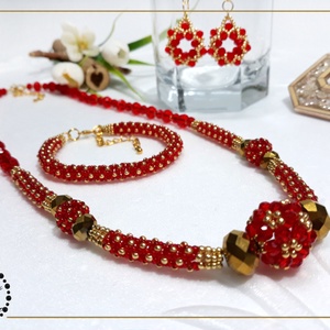 Set elegant cu cristale roșii și mărgele aurii - Artynos.ro