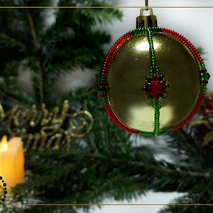 Globuleț Crăciun decorat cu mărgele - auriu cu floricele roșii, Accesorii de Crăciun, Decorațiuni de Crăciun de casă, Decorațiuni pentru pomul de Crăciun, Cusătură, Împletituri, broderie cu mărgele, ARTYNOS