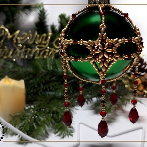 Globuleț Crăciun decorat cu mărgele - verde cu ciucuri roșii - accesorii de crăciun - decorațiuni de crăciun de casă - decorațiuni pentru pomul de crăciun - Artynos.ro