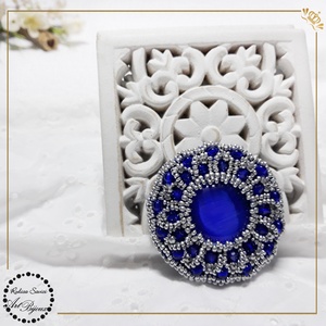 BROȘĂ rotundă elegantă albastru cu argintiu, Bijuterii, Broșă, insigne, Insigne, Confecționarea bijuteriilor, Împletituri, broderie cu mărgele, ARTYNOS