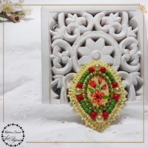 BROȘĂ ovală cu flori roșii și decor galben-pai, Bijuterii, Broșă, insigne, Insigne, Confecționarea bijuteriilor, Împletituri, broderie cu mărgele, ARTYNOS