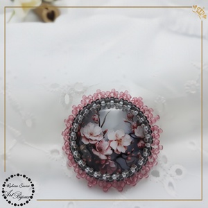BROȘĂ CU FLORI DE PIERSIC - margine roz transparent, Bijuterii, Broșă, insigne, Insigne, Confecționarea bijuteriilor, Împletituri, broderie cu mărgele, ARTYNOS