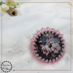 BROȘĂ CU FLORI DE PIERSIC - margine roz sidefat, Bijuterii, Broșă, insigne, Insigne, Confecționarea bijuteriilor, Împletituri, broderie cu mărgele, ARTYNOS