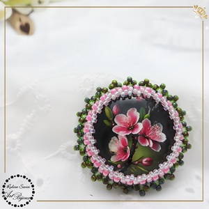 BROȘĂ FLORI PIERSIC ROZ - margine verde transparent, Bijuterii, Broșă, insigne, Insigne, Confecționarea bijuteriilor, Împletituri, broderie cu mărgele, ARTYNOS