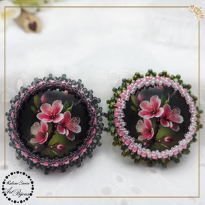 BROȘĂ FLORI PIERSIC ROZ - margine verde transparent - bijuterii - broșă, insigne - insigne - Artynos.ro