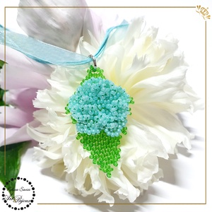 PANDANTIV trandafiras pe frunza - BLEU DESCHIS, Bijuterii, Coliere, Pandativ, Confectionarea bijuteriilor, Impletituri, broderie cu margele, ARTYNOS