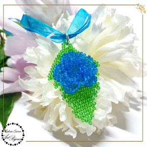 PANDANTIV trandafiras pe frunza - BLEU INCHIS, Bijuterii, Coliere, Pandativ, Confectionarea bijuteriilor, Impletituri, broderie cu margele, ARTYNOS