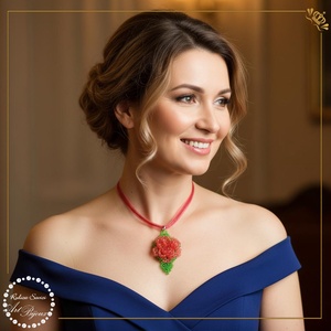 PANDANTIV trandafiras pe frunza - ROZ SOMON, Bijuterii, Coliere, Pandative, Confectionarea bijuteriilor, Impletituri, broderie cu margele, ARTYNOS