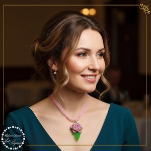 PANDANTIV trandafiras pe frunza - ROZ, Bijuterii, Coliere, Pandative, Confectionarea bijuteriilor, Impletituri, broderie cu margele, ARTYNOS