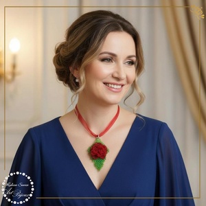 PANDANTIV trandafiras pe frunza - ROSU, Bijuterii, Coliere, Pandative, Confectionarea bijuteriilor, Impletituri, broderie cu margele, ARTYNOS