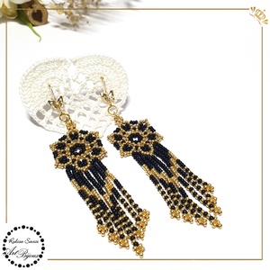 CERCEI CU FLOARE ȘI FRANJURI - negru cu auriu - bijuterii - cercei - cercei din mărgele - Artynos.ro