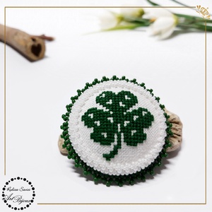 BROȘĂ frunză de trifoi BRODATĂ - bijuterii - broșe - Artynos.ro